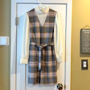 Like new vibrant plaid Riley & Rae size 6 dress with pockets.